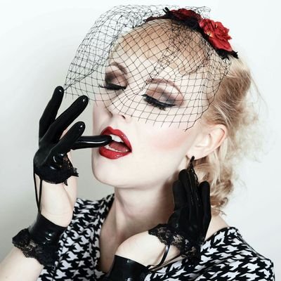 Fashion-Art-Pin-up model available in London, the southeast and the southwest. Please read info in link before emailing 💋 anitadebauch@hotmail.co.uk
