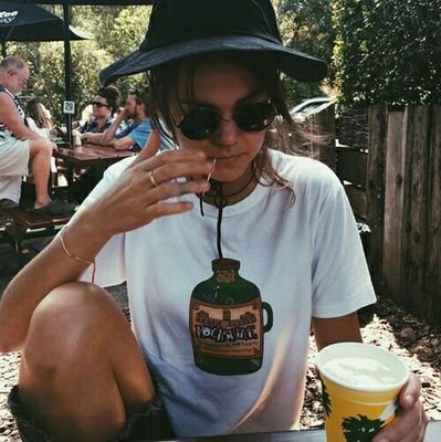 lovinglyflowers's profile picture. Trying to look cool, but I'm actually a loser.