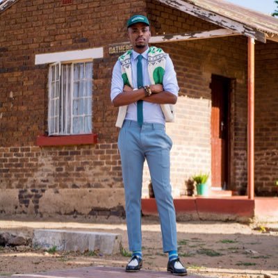 Photographer 📷 Future Stylist 🕴 Men's Style Influencer ⌚👞👖 Model🚶🏽‍♂️... From The Dusty Streets Of Soweto. My Homie @Hlowhlow_ ❤️✌