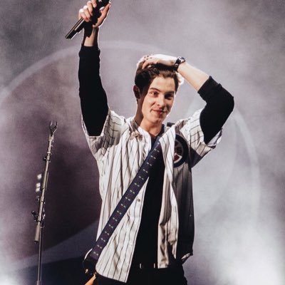 Please follow @cravinqmendes she gave you a free follow❤