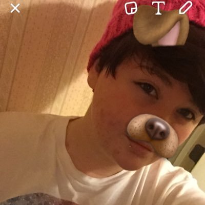 gender fluid. they/them.  cute 💦👏🏼. weird, funny af.  I like dogs so u should follow me 🌙