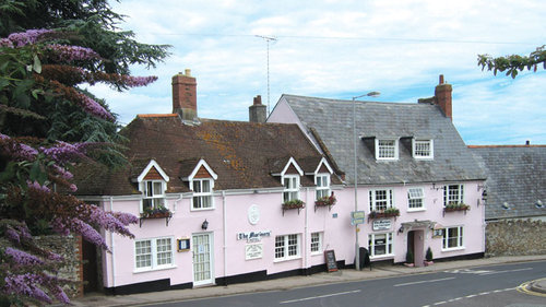 The Mariners hotel is a bijou 14
bedroom coaching inn built in the 17th Century, steeped in Lyme’s Fossiling and Literary history.