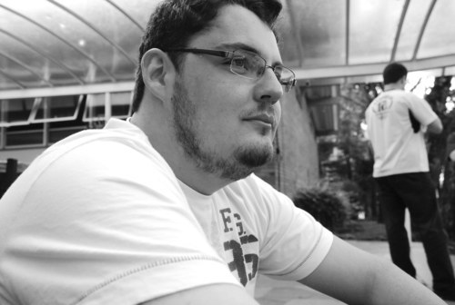 lucas_osvani's profile picture. Aspirante a Jornalista. Dono de um violão, alguns discos de rock, e de centenas de idéias miraculózas na cabeça!