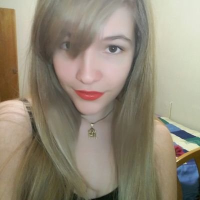 Gamer de 0,5s de noche y estudiante de día. Soy como las cucarachas, no me muero, me multiplico xD Hecha con pasta de dibujante y con un toque de fantasía ⊙﹏⊙
