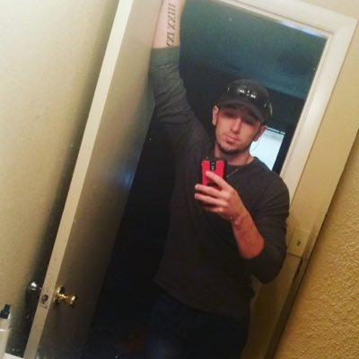 20. Sophomore at UNA.
I love to fish and hunt.
When I'm not outdoors I live in the weightroom or cafe.