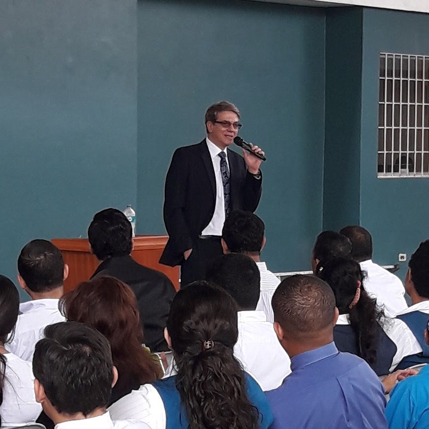 Master Practitioner y Trainer en PNL. NLP Coach, NHR y DHE. Primer NLP Coaching Trainer del Ecuador avalado por The Society of NLP