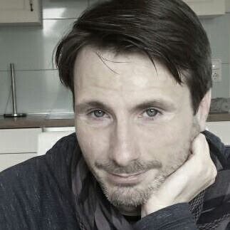 leseritis's profile picture. Leseratte, bisserl nerdig, Experte in Prokrastination und außerdem mit fantastischem Buchblog 😉