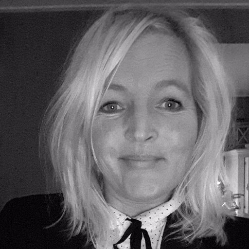 Theresiablogt's profile picture. Tikkeltje roze, 1969, getrouwd, moeder van 2 geweldige puberjongens, blogger bij HippeShops, BenIkHip & webredacteur en blogger @HipPeZ.nl