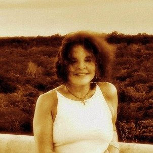 Alba Vales Su pasión por la escritura, alimentada por sus viajes y experiencias de vida nos dan páginas llenas de perspicacia, sensibilidad y humor.
