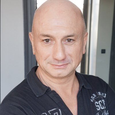 prof de Théâtre - relaxation bien-être - amuseur publique -Comédien - chanteur - auteur - tarologue constamment dans la lune 🌙 🌞