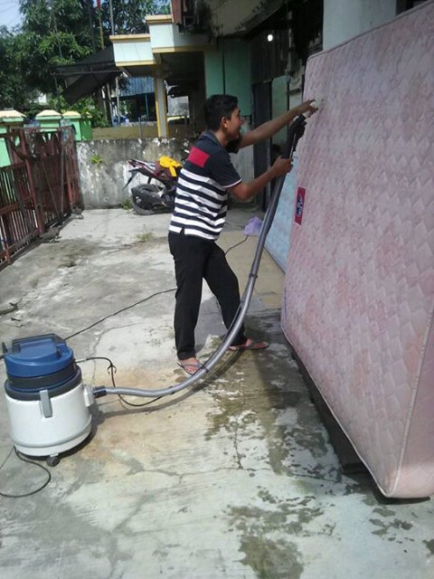 melayani jasa cuci springbed, sofa, jok mobil, kursi kantor, karpet, dll