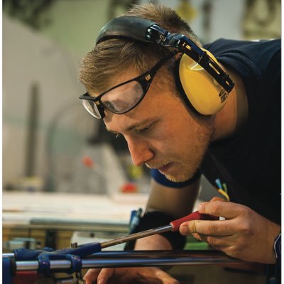 Enzo • 21 ans •Gérant de Minéral Design •Candidat Worldskills France • #lesRépublicains.