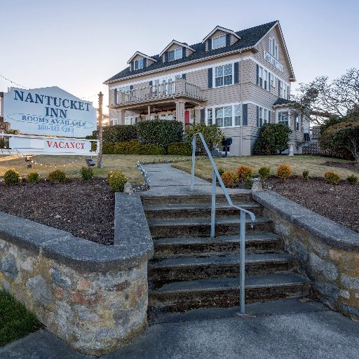 The Nantucket Inn is settled on a beautifully landscaped half-acre in Anacortes, Washington with sweeping views of Fidalgo Bay and snow-capped Mt. Baker.