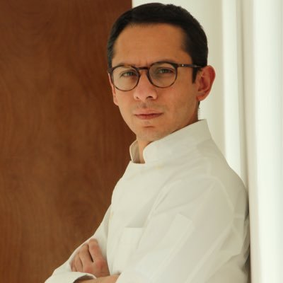 Maestro chocolatero de TA.CHO taller de chocolate @tachotaller Instagram @juanpabcs Universidad Iberoamericana. R.l.