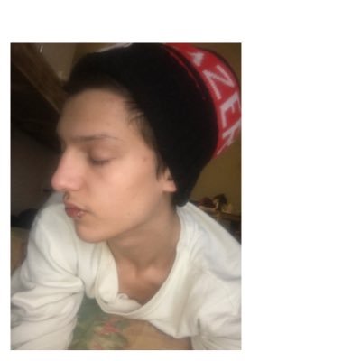 Hiya call me Z ((: I love to play guitar and take some nice photos when I see the opportunity 😈420 friendly :P I might be different but if you don't dig me idc