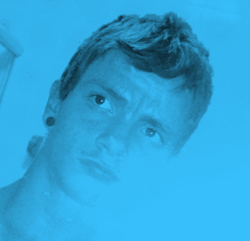 menino feliz,q só faz coisa errado hahah (mentira)  sou muito responsavel :D aa sei laaa eu sou eu nao sei falar de mimmm kkk