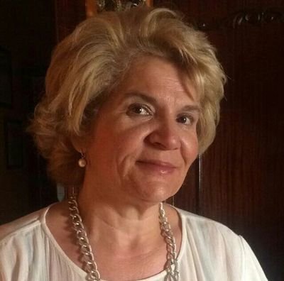 Madre,sensible, buena gente, y muy sevillista como filosofía de vida. Casta y Coraje, siempre de frente.