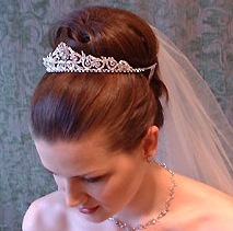 Online retailer of affordable wedding tiaras, hair jewelry, veils and much more!