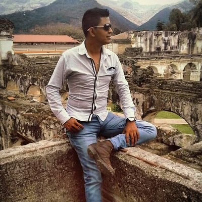 elChezare's profile picture. 