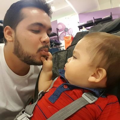 Paraguayo, Papá de Benja, Pauli y Santi. Abogado y Cerrista.