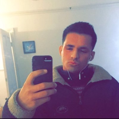 Insta : @zefdesousa I'm not gay I'm just big boned.