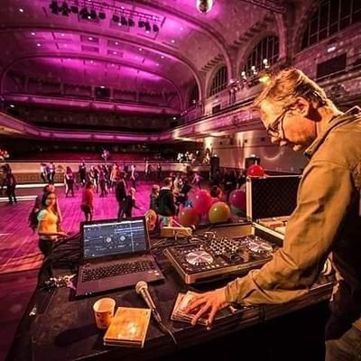 Het openpodium voor DJ's Iedereen die een LP, CD, cassette of USB meeneemt mag dit draaien. #DJ #stiekemdansen #silentdisco #bedrijfsfeest
