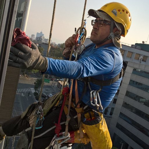 TRABAJOS VERTICALES
-Maniobras en grandes verticales.
Instalación de red para control aviar.
-Limpieza de vidrios en altura.
-Mantenimiento