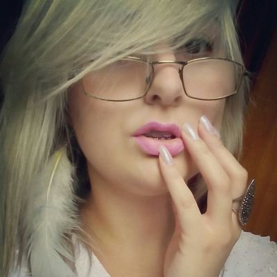 Ela é tão desastrada que tropeça no proprio pé 💗
20, São Bernardo do Campo InstaGran: luana_santana_lima_vet