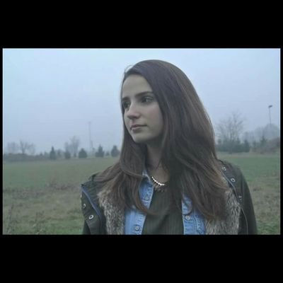 I' m Emily, I love to sing and listen to music.
Shawn makes me smile . 
💭🎧🎤🎵🎹
instagram : emily___james