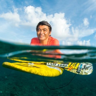 幼少の頃からSurfingを始め、高校卒業と同時にMaui,Hawaiiで６年の大学生活を送り今はサーフショップを経営。