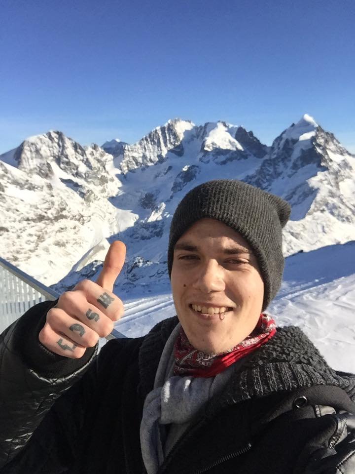 Mein Name ist Mischa. Ich bin 20 Jahre alt, komme aus der Schweiz. Ich beschäftige mich mit dem Thema Geld im Internet verdienen. Schau doch mal rein!
