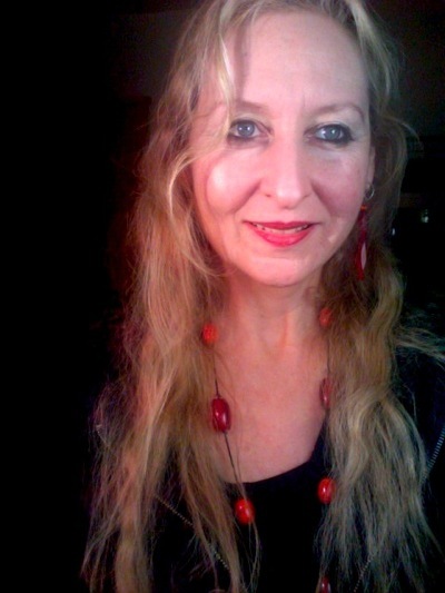 DebbieDeMo's profile picture. 