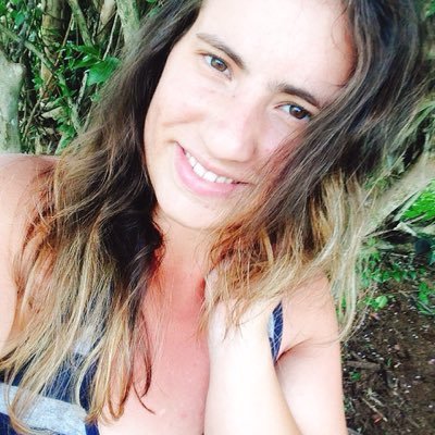 Escritora, Blogueira, apaixonada por livros e cavalos. (L)*