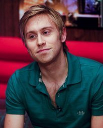 A fan page for the amaing MR Russell Howard!!  :) 
FOLLOW my personal twitter , i follow back  @CHELSIE_spicer