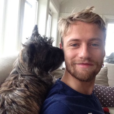 Lidenskapelig opptatt av fotball. Følger også godt med på F1 og NFL.
