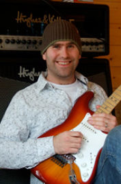 I’m a professional guitar coach and have taught some of the most famous guitarists in the world! I’ll teach you how to play from just 20 mins/day