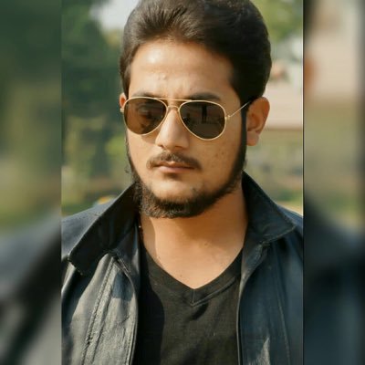 शराफ़त की दुनिया का क़िस्सा अब क़िस्सा ही, ख़त्म अब जैसी दुनिया वैसे हम...