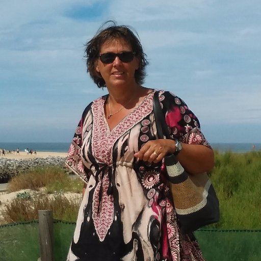 CaroleGmz's profile picture. Agenaise, Mariée et Maman de 2 grandes filles géniales. J'aime la vie de famille, faire la cuisine pour les gens que j'aime, la lecture  et les Landes