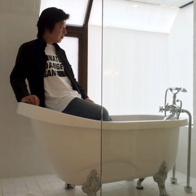 ピンクタイガーというイベントの主宰者で 千日前プロレスのコミッショナーで青姦好きで綺麗なお尻とふくらはぎが好きで、岡村靖幸,よいまつり,ドルショック竹下先生,UNDERHAIRZ, 藤間爽子, 大浦真奈美 , 一之瀬すずが大好きなマジカルチンポを持つ一般人 うしじま組所属 得意体位はヨシムラ #彼女絶賛募集中