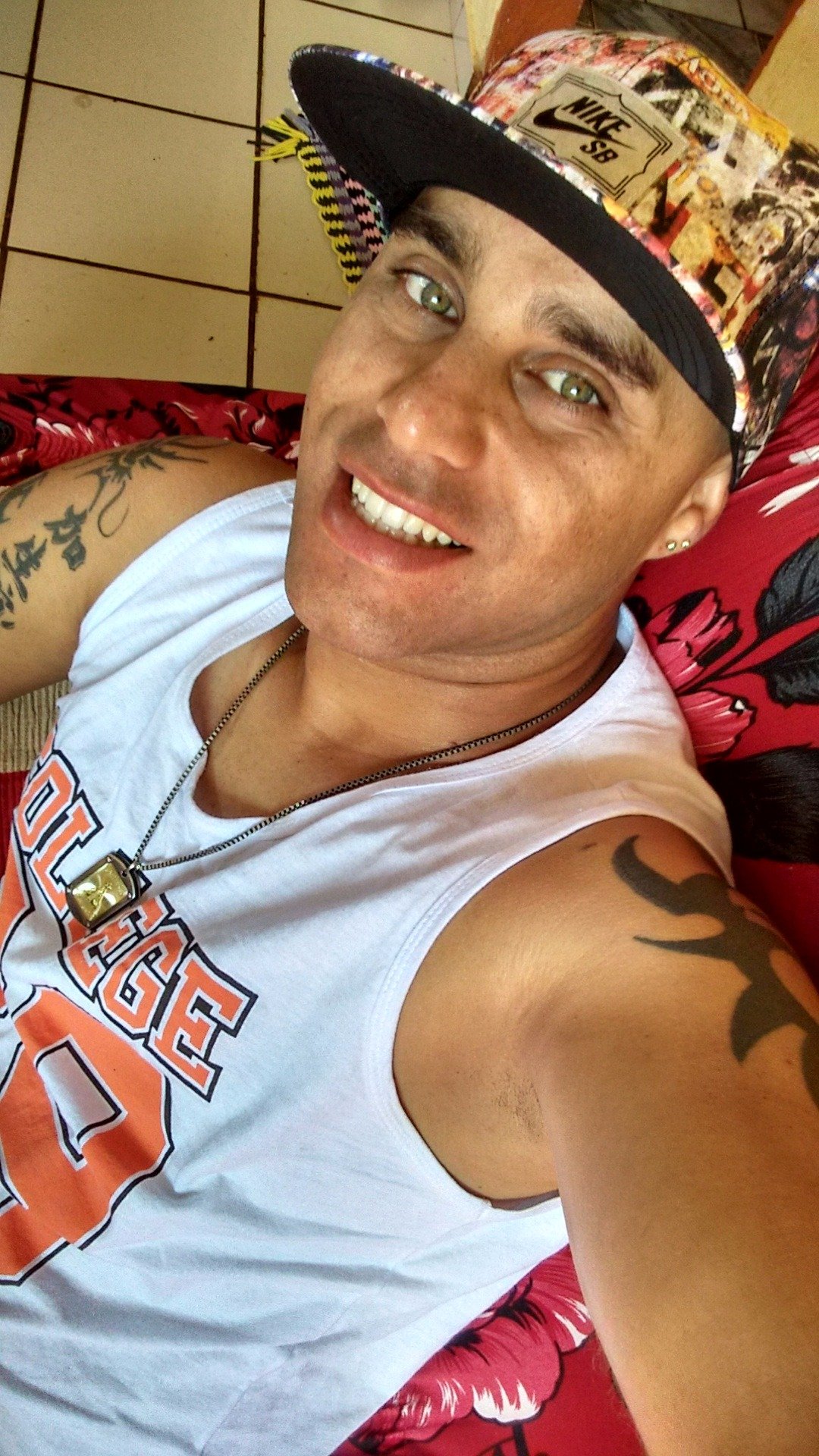Sou moreno, curto tattos, sou Corintiano e curto Charlie Brown Jr..😁😁😁