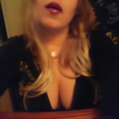 butterfly123xox's profile picture. 🐳dolphins NFL#watching 📺 🏈🏉#🌧fuck haters 😘😛 with the middle 👆 finger