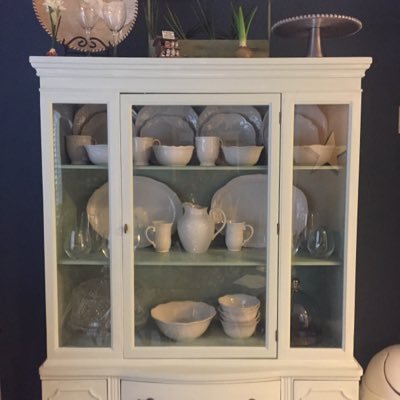 Passion: refinish furniture, home decor! #homedecor #signmaker #wallart #mixedmedia #vintagehome #roomdecor #stainfurniture #chalkpainter
