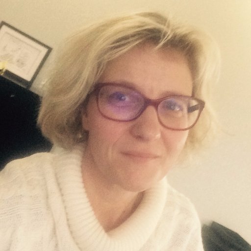 valeriecardon's profile picture. 