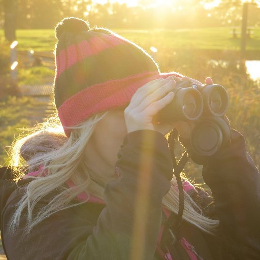 Freelance graphic designer, artist and nature blogger. Fan of 80s rock music, horror movies, halloween, art, birding, wildlife & the great outdoors! 🐦