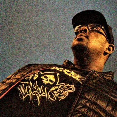 2lours's profile picture. 