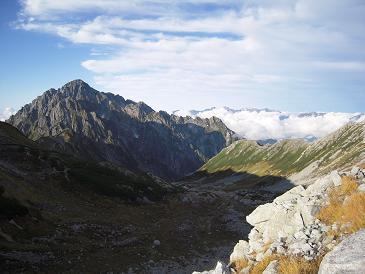 たまに登山してます。背景は北穂から南岳・槍を望んだ画で、アイコンは秋の剣岳（剣御前小屋）あたりからの画です。