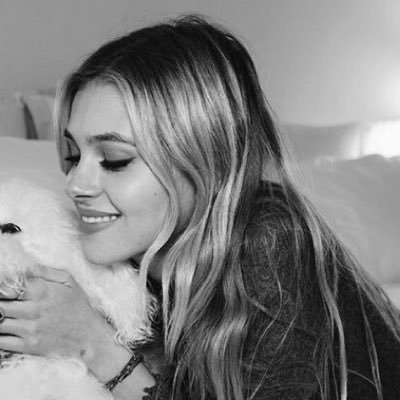 Fiona_rpgnza's profile picture. we push and pull like magnets do