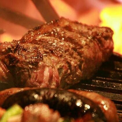 Asador El Argentino es un restaurante especializado en carnes a la brasa traídas de nuestras explotaciones ganaderas familiares en la Pampa.Reservas 986602274