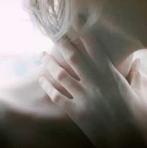 Amber_CLoop's profile picture. 아이들/168cm (왼손의 팔찌.팔찌위로 매듭지어진 검푸른 천에 얽힌 반지. 푸른돌고래인형.)