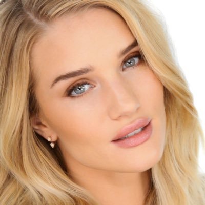 Daughter of Snow White and King Florian. 18 year old. @_PoisonedPrince is my brother. Modeling is my passion💓 #APRPG. #Unclaimed. FC: Rosie Whiteley